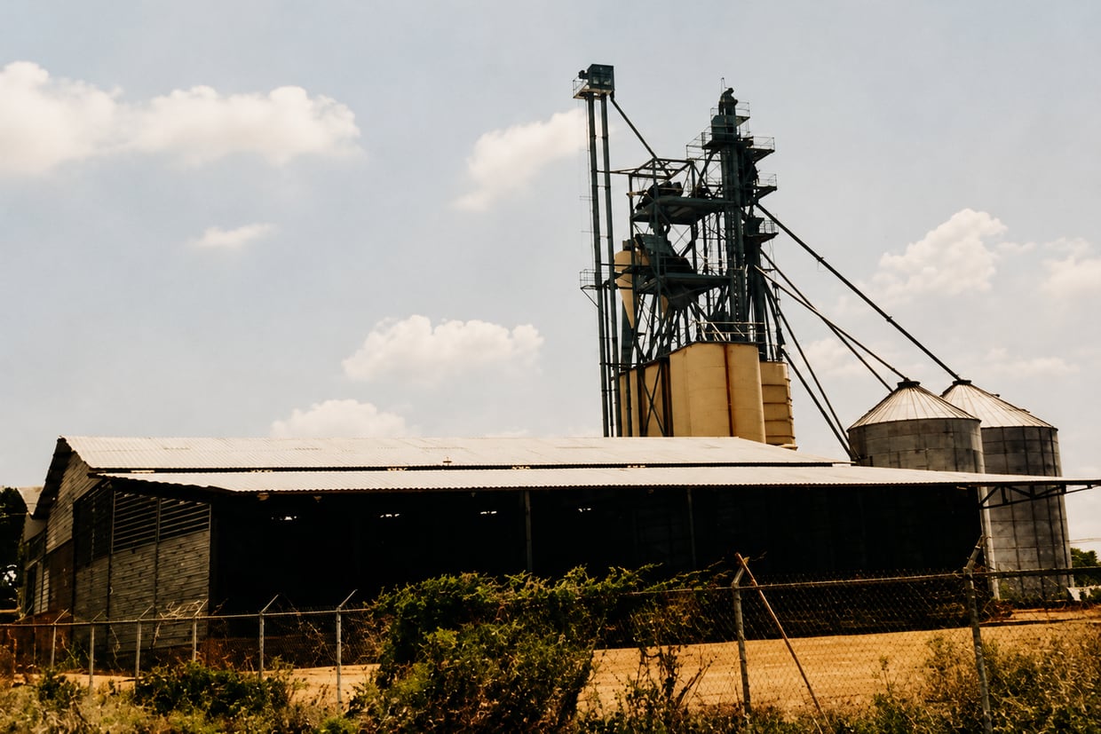 La planta de alimentos balanceados en sus inicios, con la torre de silos y el galpón de almacenamiento