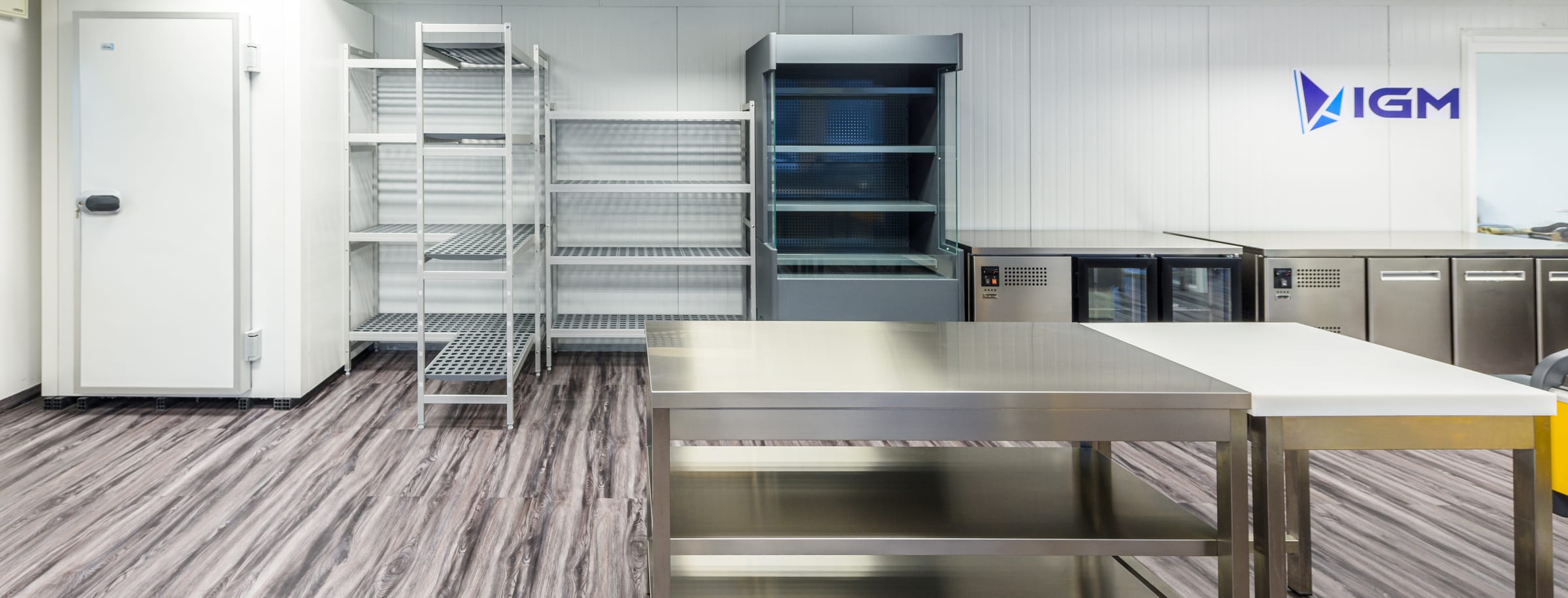 Showroom de IGM con cámara modular, estanterías, vitrina expositora y mesas de trabajo de acero inoxidable