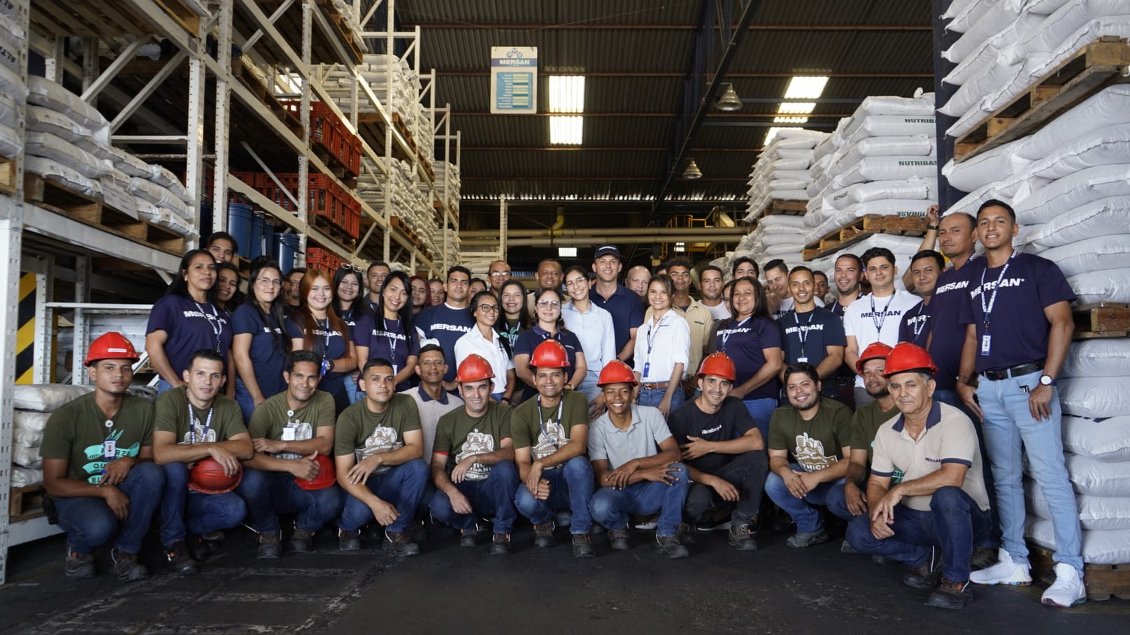 El equipo de Mersan reunido en el almacén de la planta, entre palés de sacos de alimento